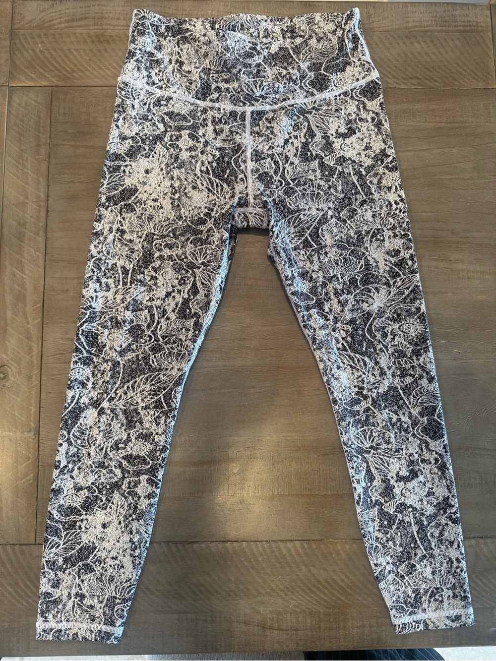 Women’s Athleta Black & White Printed Leggings Medium 7/8 tight